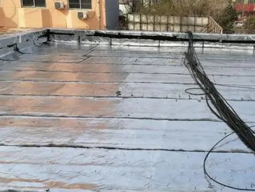 新绛卫生间漏水维修公司分享下新绛屋面楼顶防水刚性防水层施工要点。